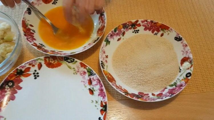 Beat the eggs to cook.