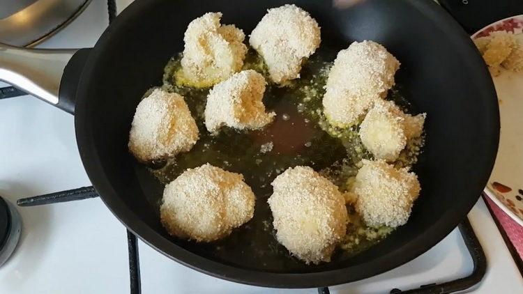 Fry the cabbage for cooking