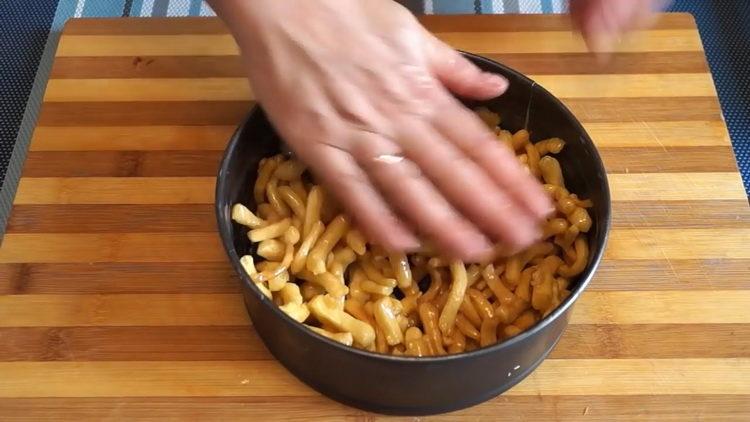 To prepare the dish, put the dough in the mold