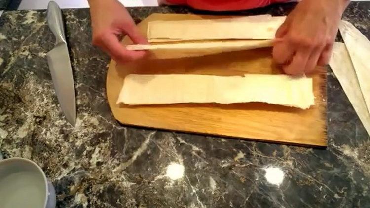 Chips from pita according to a step by step recipe with a photo