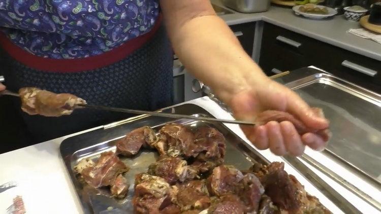 Prepare a skewer for cooking