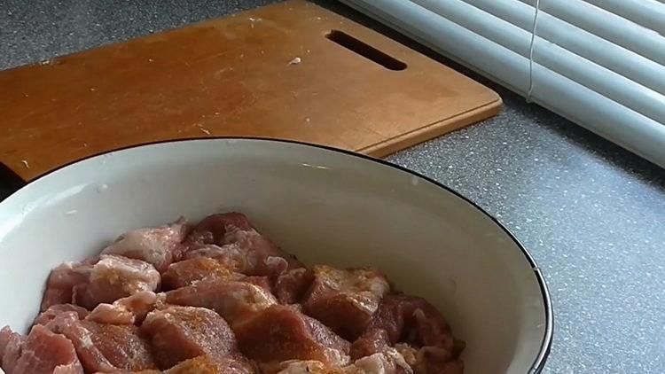 Mix the ingredients to cook.