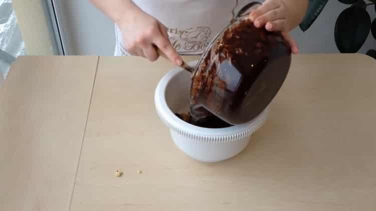 Knead the ingredients well for cooking.