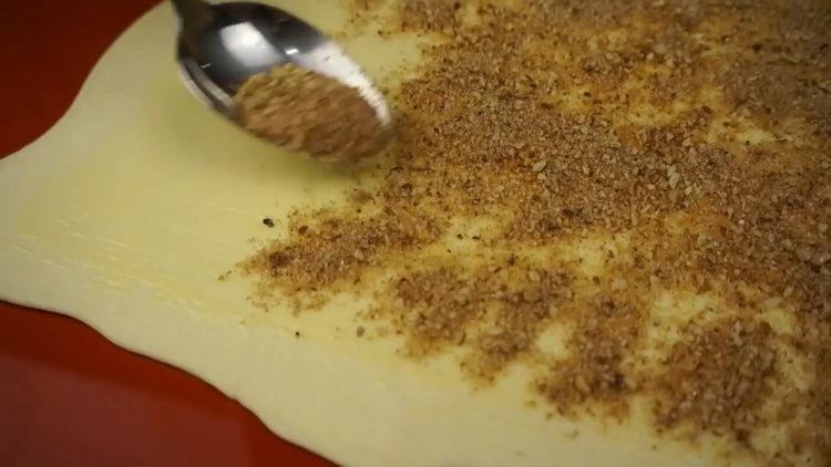 To prepare the strudel, sprinkle the parcel