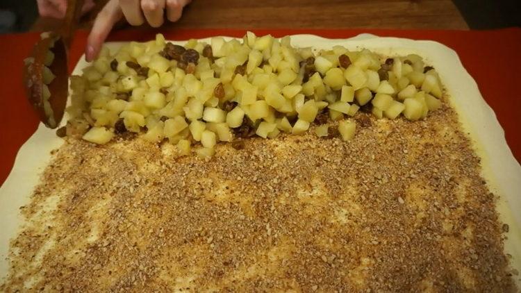 To prepare the strudel, put the filling