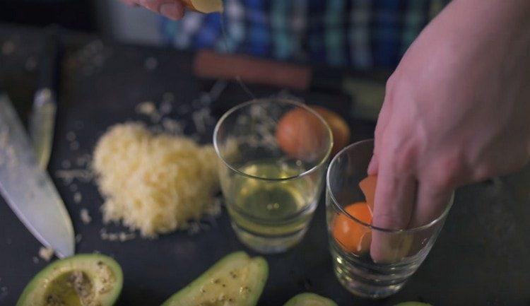 We divide eggs into proteins and yolks.