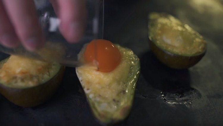 In the cheese crust we make a deepening and put the yolk into it.