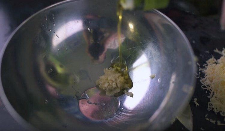 Mix garlic with vegetable oil.