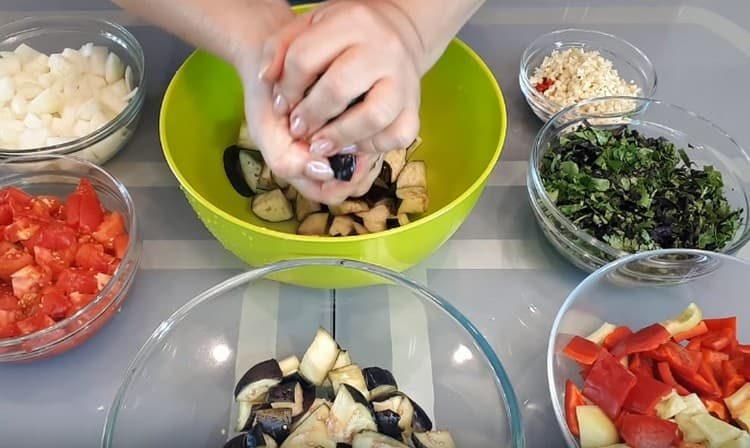 We wash and squeeze the eggplant.