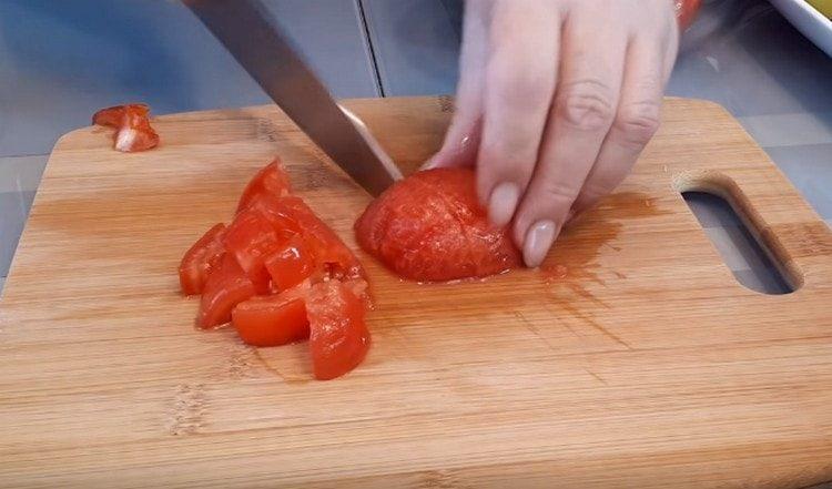 Cut the tomatoes into slices.