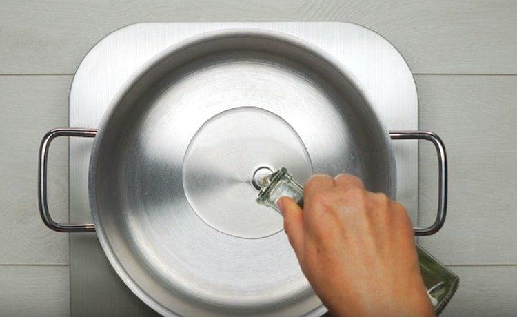 Pour vegetable oil into the pan.