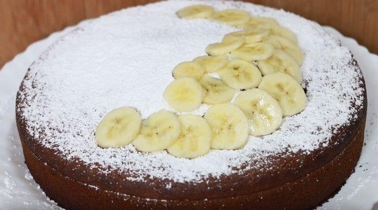Sprinkle the finished banana pie with icing sugar and decorate with banana slices.