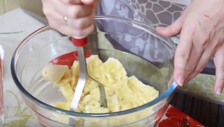 Ripe bananas, peel and mashed a crush in mashed potatoes.