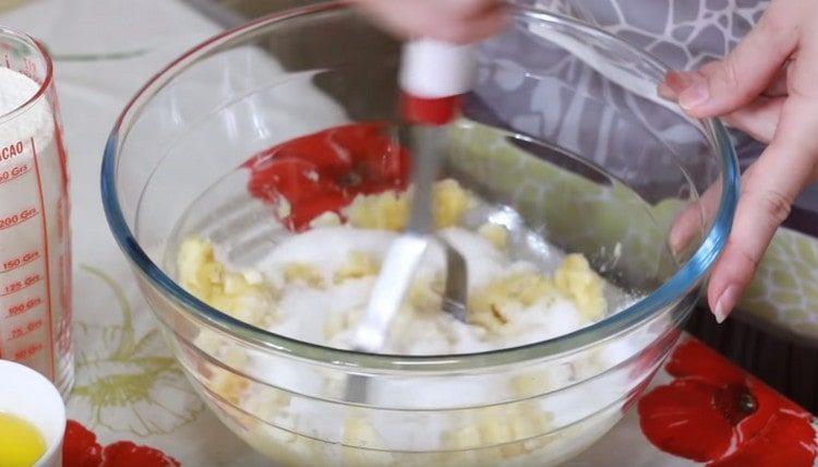 Add sugar, salt, vanilla sugar to the banana mass and mix.