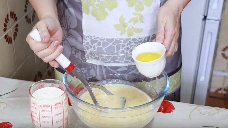 We introduce vegetable oil into the banana mass.