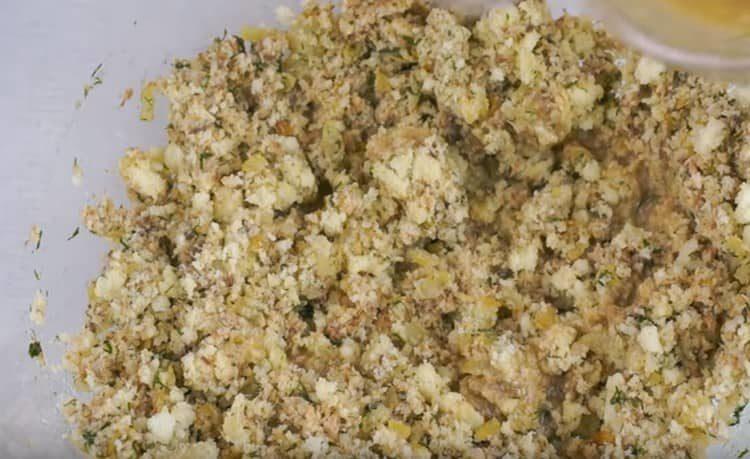 Mix bread crumb with onions, sardines, chopped dill.