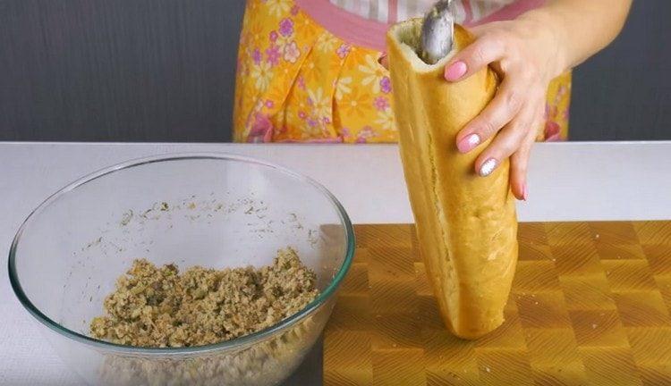 We fill the loaf with the resulting filling.