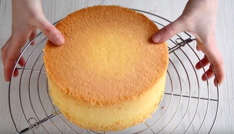 We take out the biscuit from the mold and let it cool completely on the wire rack.