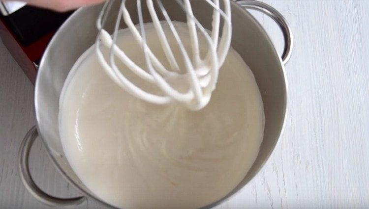 Beat eggs with sugar in a lush mass.