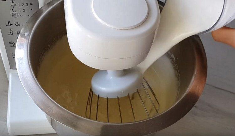 Add vegetable oil and kefir to the egg mass.