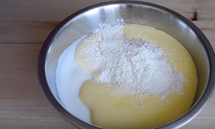 In the whipped proteins, pour the yolk mass and add the dry ingredients.