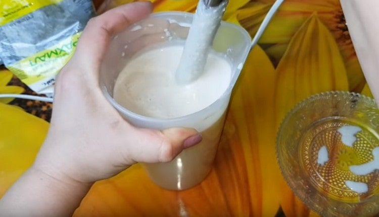 Again, interrupt the mass with a blender.