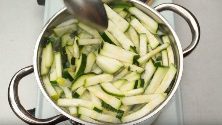 Boil 3 minutes of zucchini in water with vinegar.