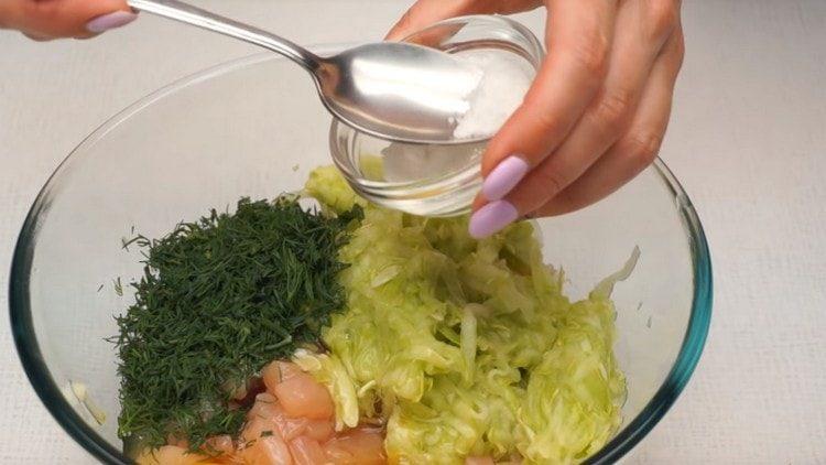 Add the zucchini to the chicken, salt.