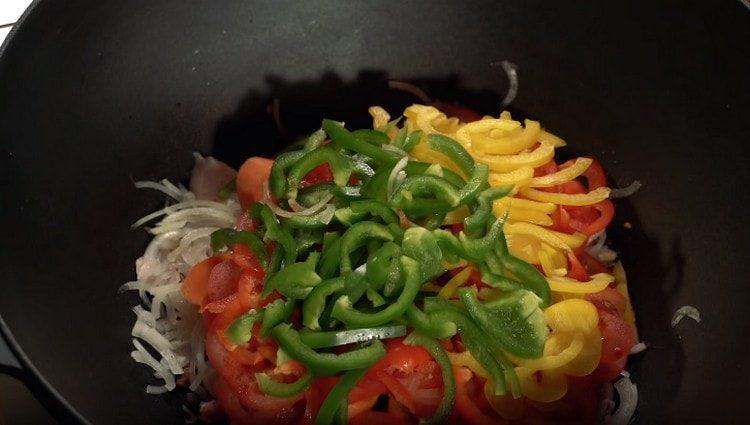 Cut into strips sweet pepper and spread in a cauldron.