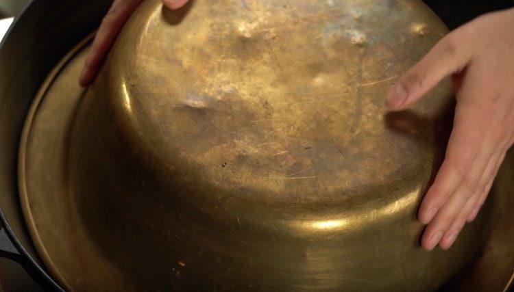 close the cauldron with a lid or large capacity.