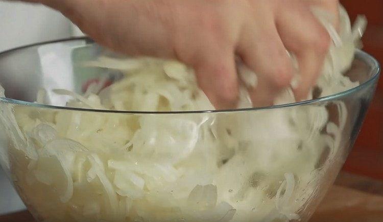 cut the onion into rings and knead with salt.