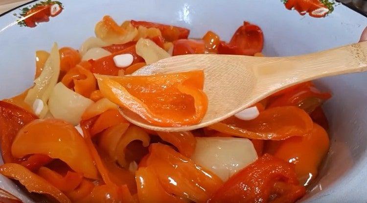 We put the pepper to cook.