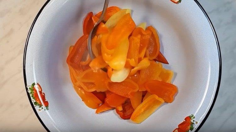 put the pepper in a bowl.