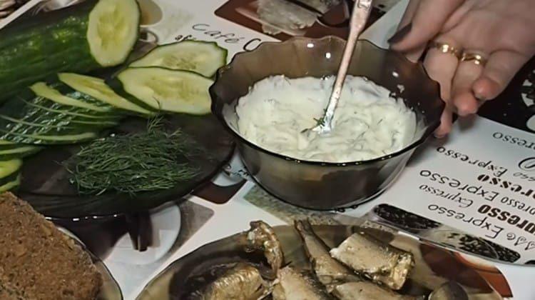 Preparing a spread for sandwiches