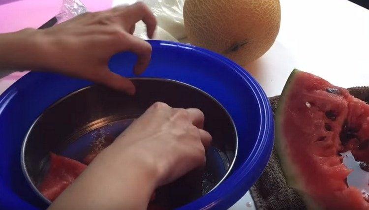 Wipe the flesh of the watermelon through a sieve.