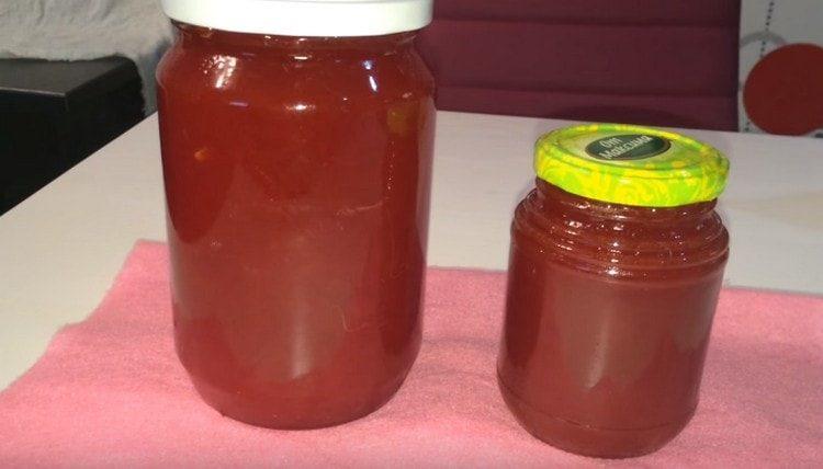 pour jam from watermelon into sterilized jars and roll up.