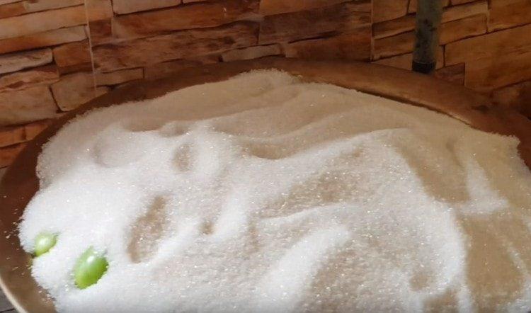 we pour plums with sugar.