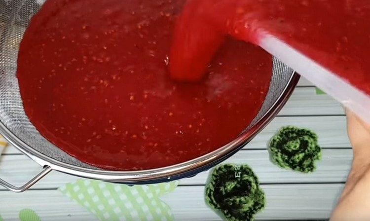 We put a sieve in a bowl and pour the berry mass into it.