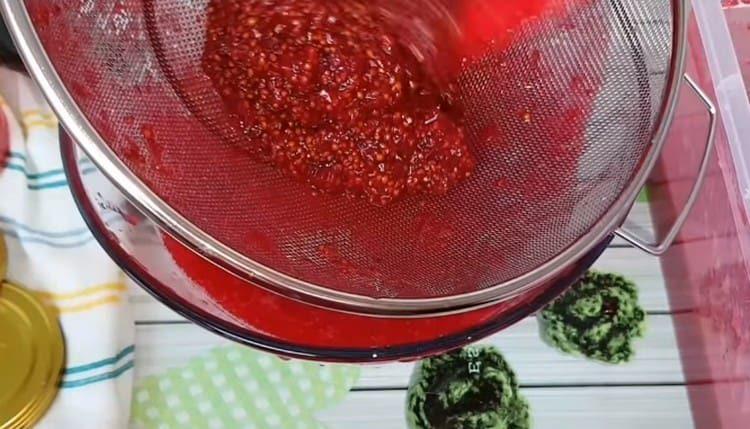 the remaining berry meal can be used to make compote.