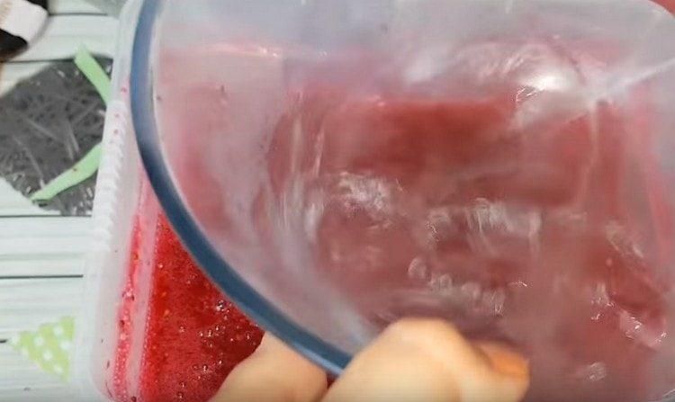 We pour boiling water over the jam bowl.