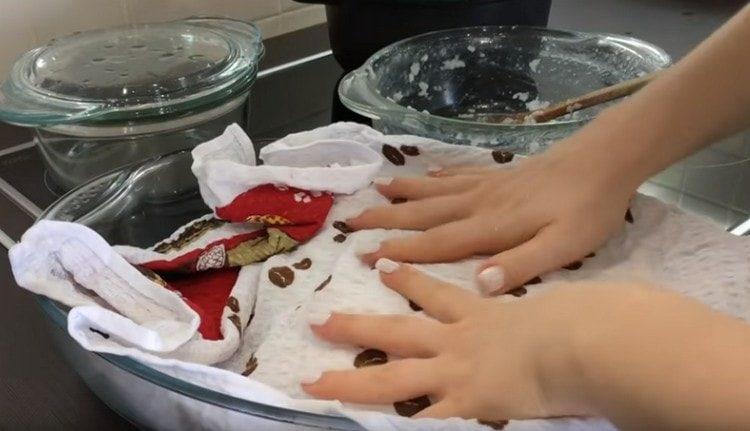 cover the cooling rice with a damp towel.