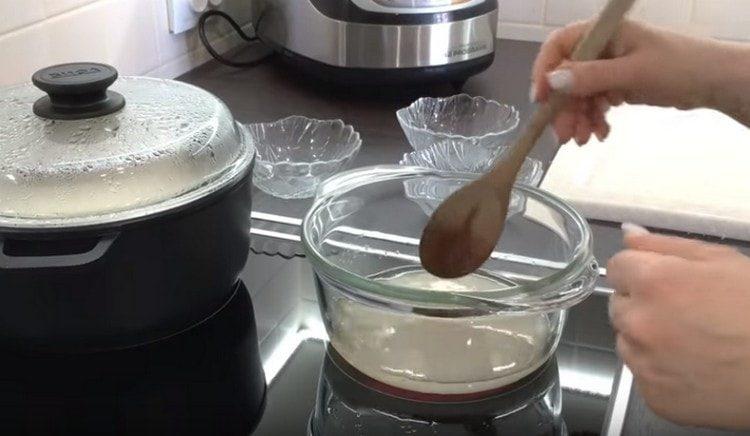 Separately, we cook vinegar with sugar.