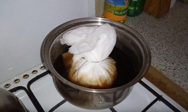 Put a bag of spices in a saucepan with sauce.