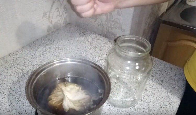 This Worcester sauce should be infused for 7 days, then it can be used.