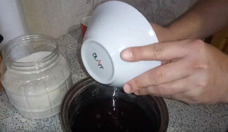 pour vinegar, soy sauce, lemon juice into the pan.