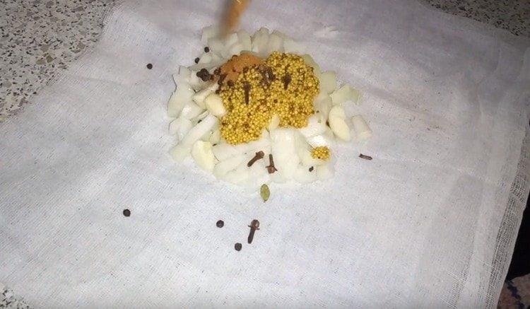 We spread the onion on cheesecloth folded in 4 layers, add cloves, peppercorns, mustard.