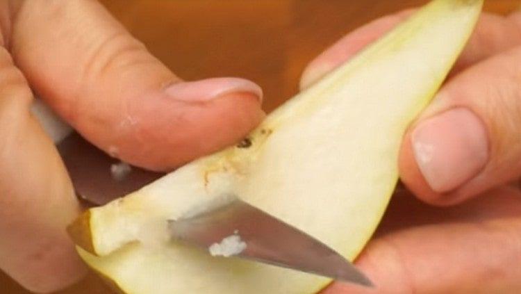 We remove the core from the fruit.