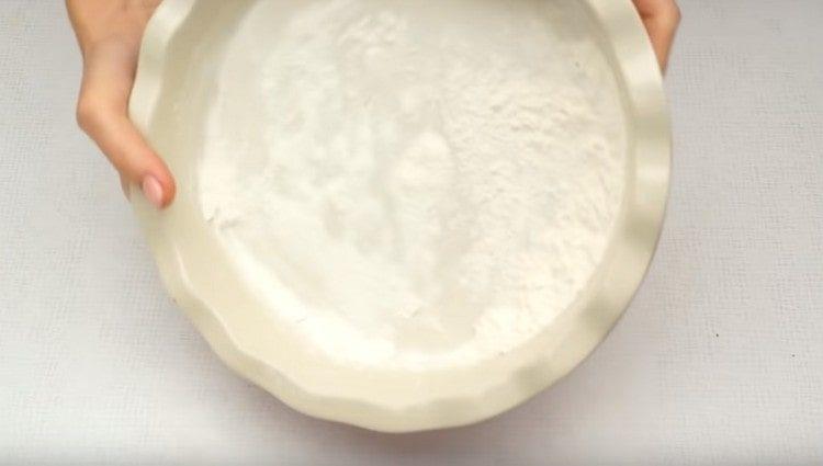 Lubricate the cake pan with butter and sprinkle with flour.