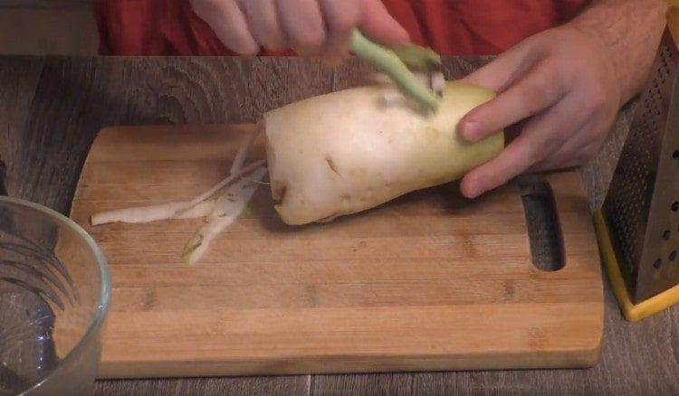 We clean the daikon from the peel.