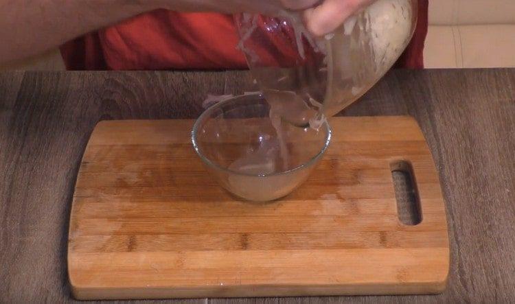 Press juice from daikon.